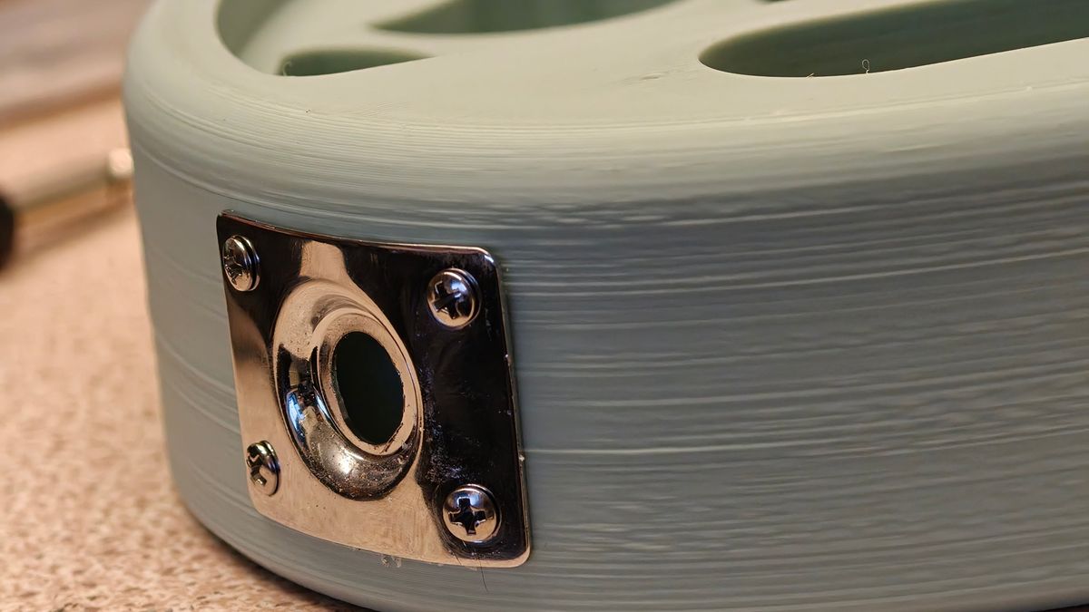 The kit jack plate, fitted to the body edge.